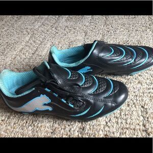 Great women soccer shoes by Puma size 51/2